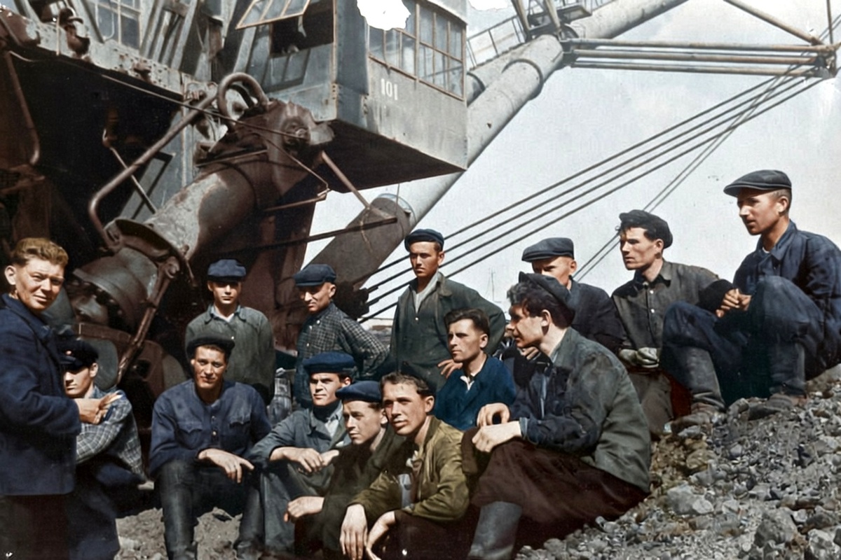 Гайбдулхай Галяутдинов (слева) со своей бригадой