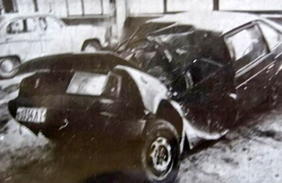 Это первое, что мне выдало в Яндексе на запрос «фото разбитой машины Виктора Цоя».