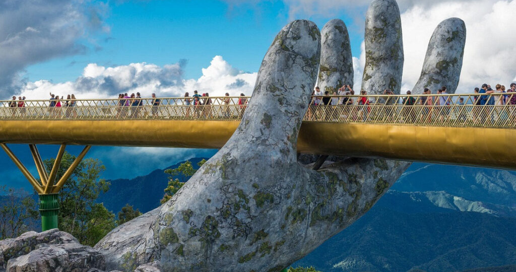 Золотой мост «Руки Бога»: Чудо архитектуры, парящее над облаками во Вьетнаме
