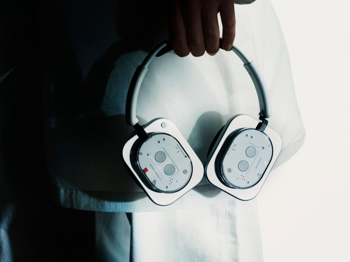    Nothing анонсировала наушники Headphones (a) в яркой расцветке