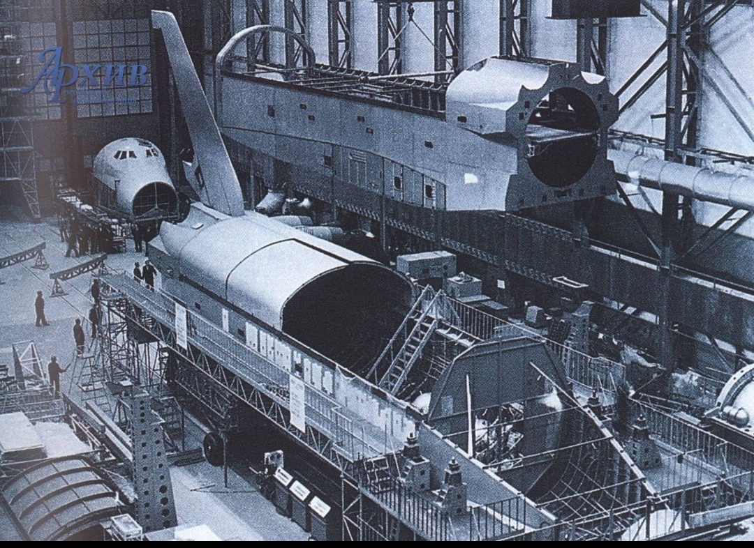 ОК «Буран» в сборочном цехе Тушинского машиностроительного завода. 1987 г. Архив РАН. Ф. 2293. Оп. 1. Д.