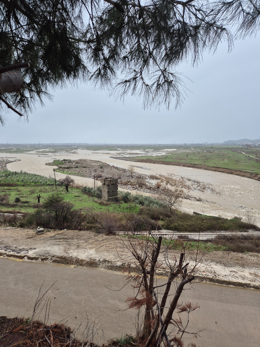 Греческие реки (и явно заброшенный ДОТ по центру фото).