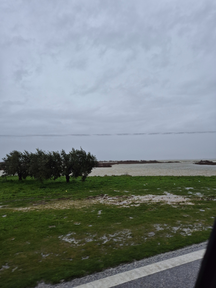 Кажтся, что это уже море, но, на самом деле, это разлившееся озеро.