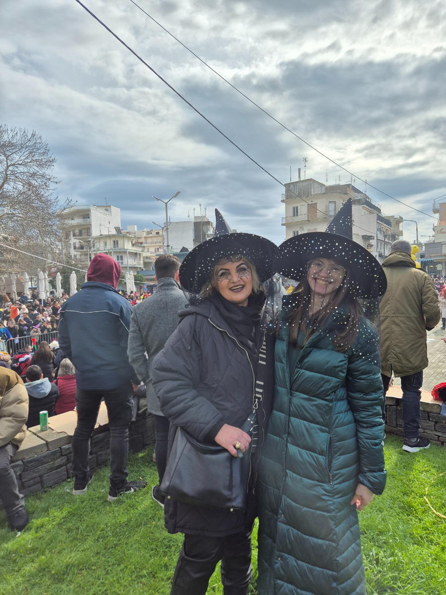 Дочь встретила однокостюмницу, обрадовалась как родной :)