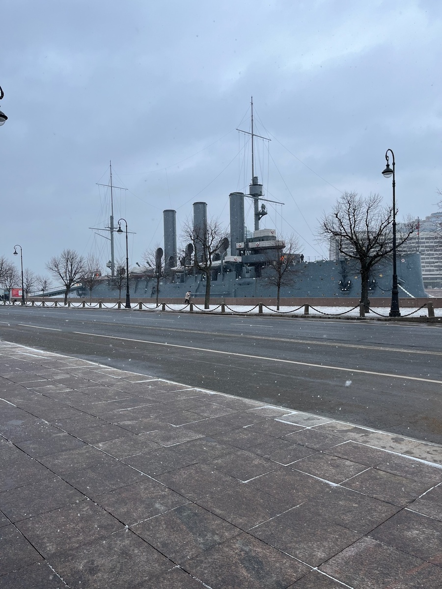 Крейсер "Авропа" на Петроградской набережной. Фото автора.
