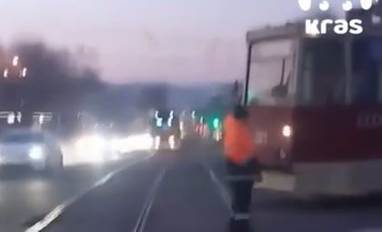     В Красноярске на Мичурина с рельсов сошёл трамвай