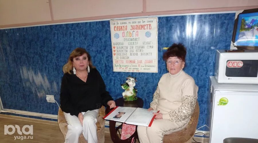     Ольга Антоненко, основательница службы знакомств «Ольга», и сотрудница Людмила Фото Ростислава Карабута, Юга.ру