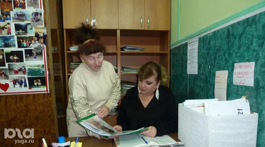     Основательница службы знакомств Ольга Антоненко (справа) и сотрудница Людмила Фото Ростислава Карабута, Юга.ру