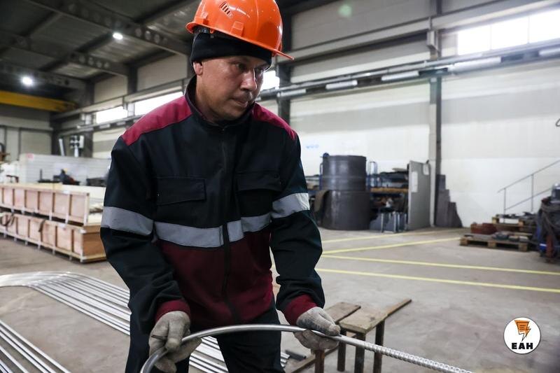    Рабочий на заводе