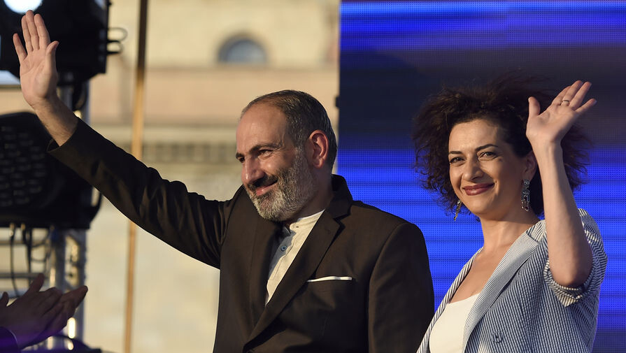 Премьер-министр Армении Никол Пашинян с женой Анной Акопян на митинге своих сторонников в Ереване, август 2018 года / Асатур Есаянц/РИА «Новости»   📷