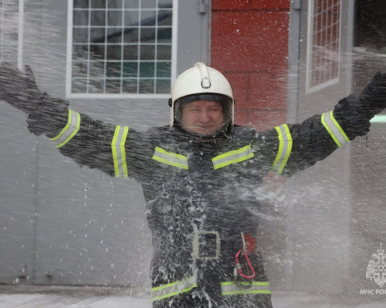     В Курске облили водой из брандспойта уходящего на пенсию начальника отдела МЧС