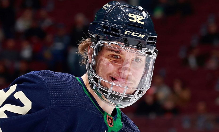    Подколзина увезли в больницу после силового приема в матче «Колорадо Иглз». Фото: НХЛ