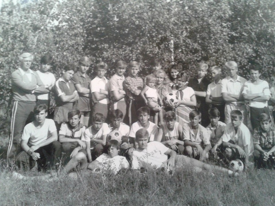    Сергей Семак (в нижнем ряду четвертый справа) в лагере "Сказка" в 1990 году. Фото: предоставлено "КП"