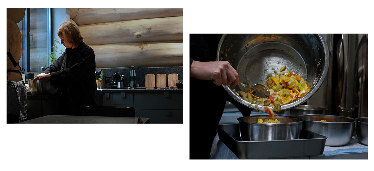 Слева: Есения готовит завтрак для попугаев. Справа: завтрак для попугаев из разных фруктов и овощей
Фото: Мария Семенова для ТД