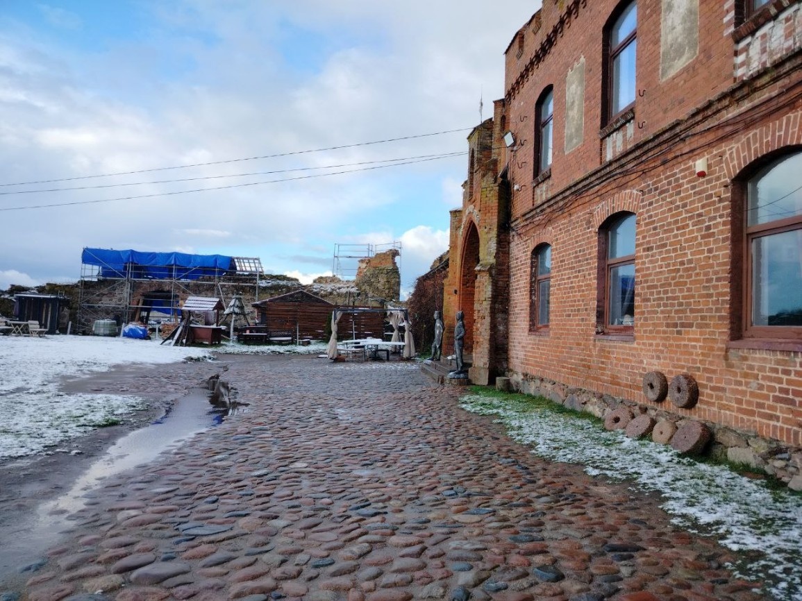Замок орденский; находится в посёлке Некрасово Гурьевского района