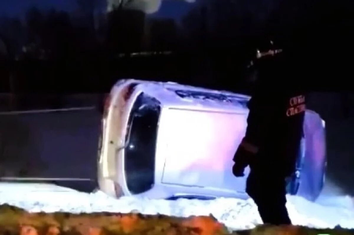    Ульяновские спасатели и пожарные вытащили автомобиль из кювета