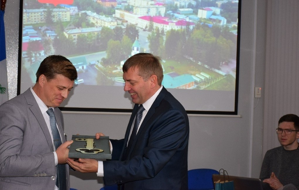    Глава Бодайбинского городского поселения Алексей Ботвин (слева)  Официальный сайт администрации муниципального образования г. Бодайбо