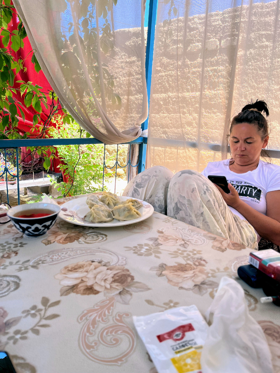 Киргизия, пос. Каджи Сай, обедаем за дастарханом в придорожном кафе. В путешествии с гидом вам вряд ли так удасться