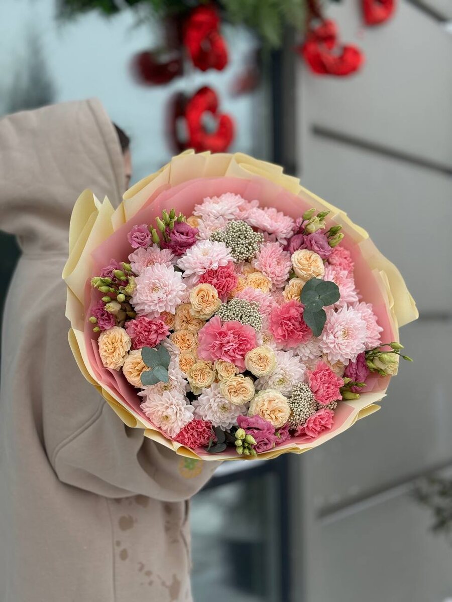 Большой заказ был у меня, семь букетов на 50ка вот один из букетов