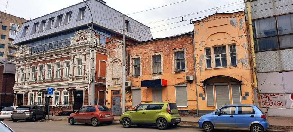 Каменный 2-этажный дом надстроен в наше время мансардным этажом. Деревянный флигель справа обложен кирпичом.