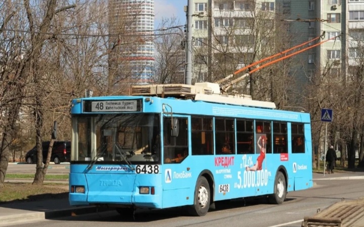 Троллейбус 48 на Сельскохозяйственной улице 