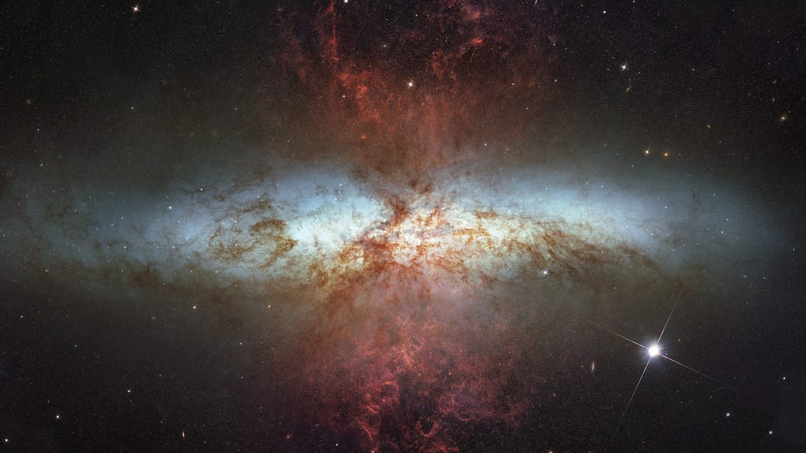 Галактика Сигара (M82) — спиральная галактика, внешне напоминающая сигару.