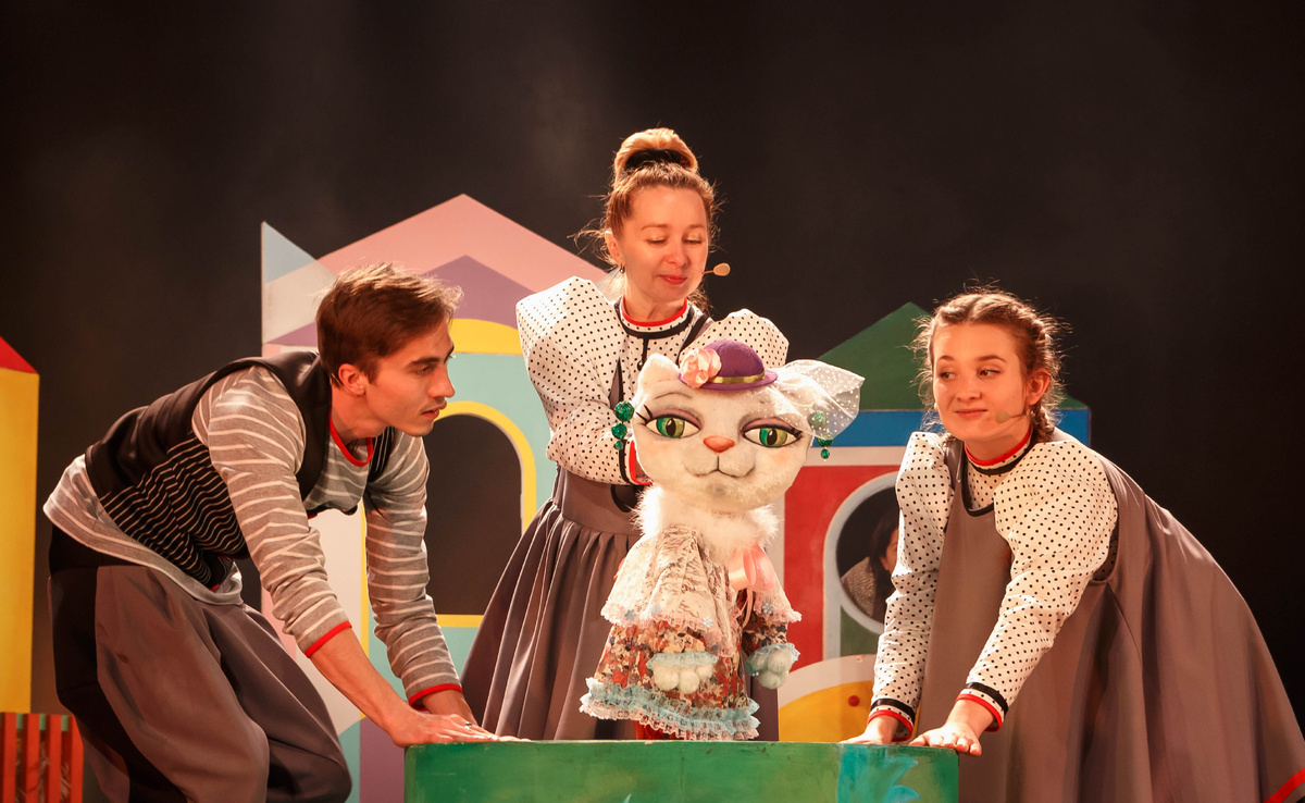    "Кошкин дом". В центре - Наталия Аникина. © Пермский театр кукол