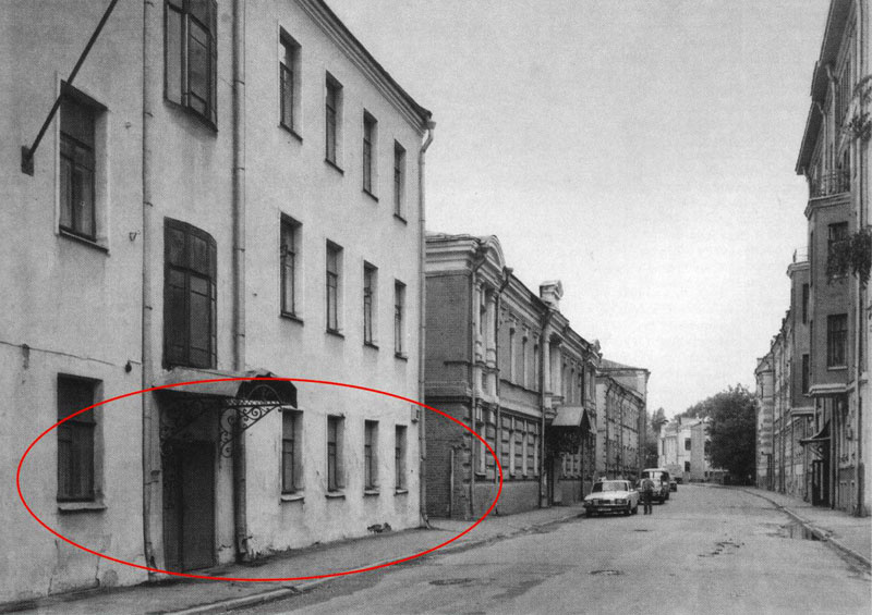 Малый Головин, 12. Здесь Маяковский провел последний перед смертью вечер