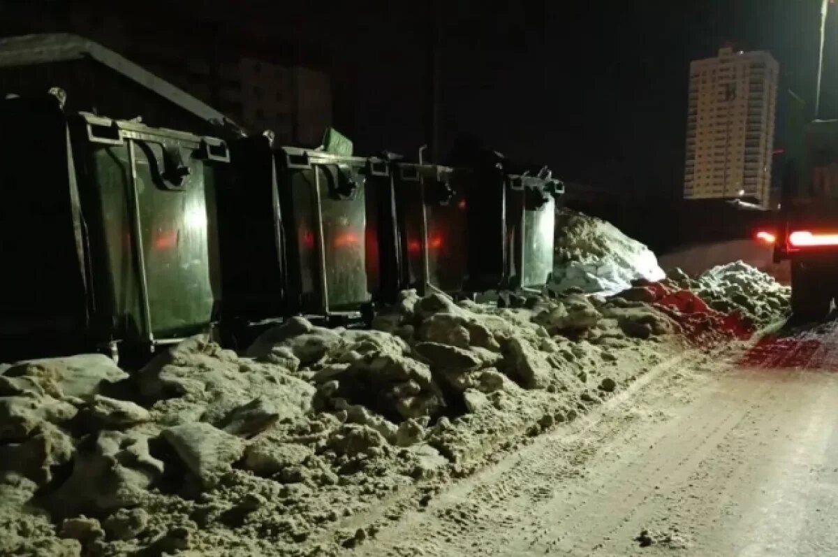    Снегопады в Екатеринбурге усложнили работу водителей мусоровозов