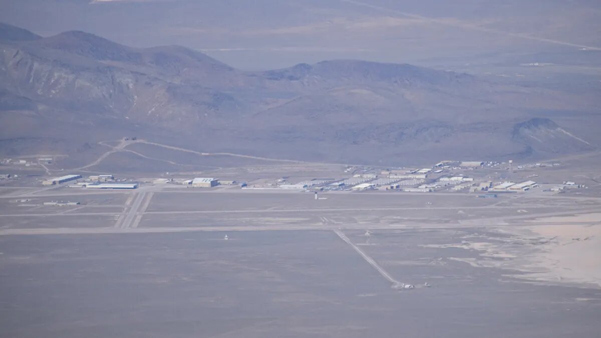 Зона 51: дневник человека, который слишком долго смотрел
