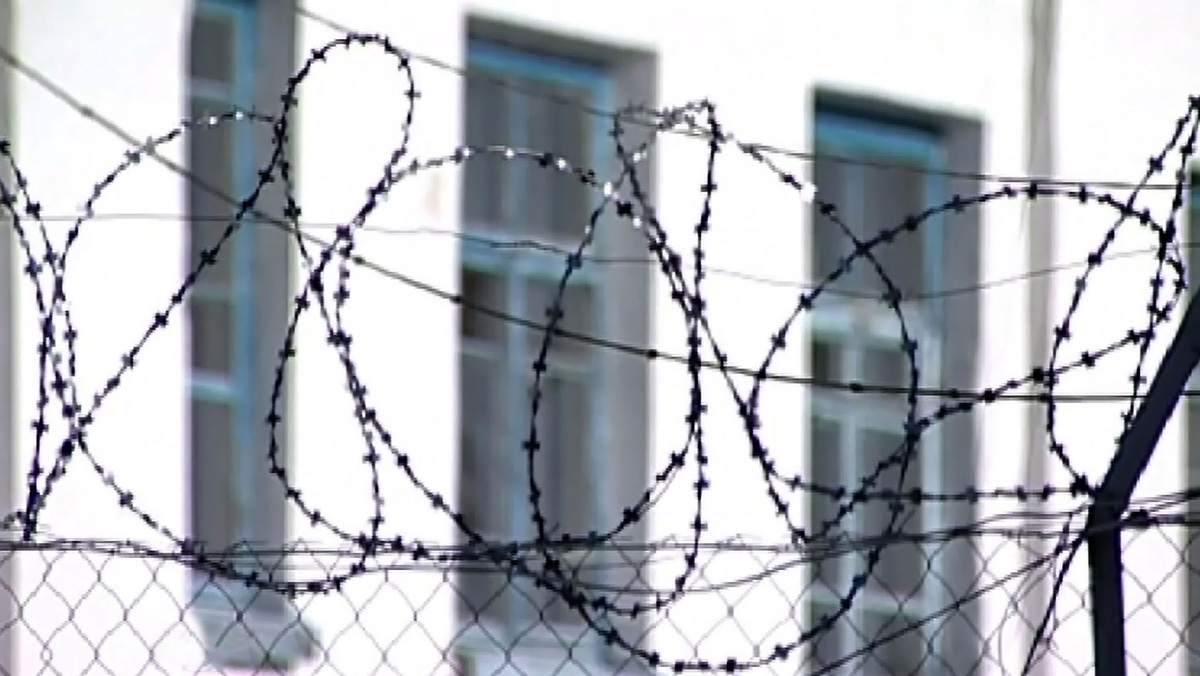    HD тюрьма колония решетка колючая проволока