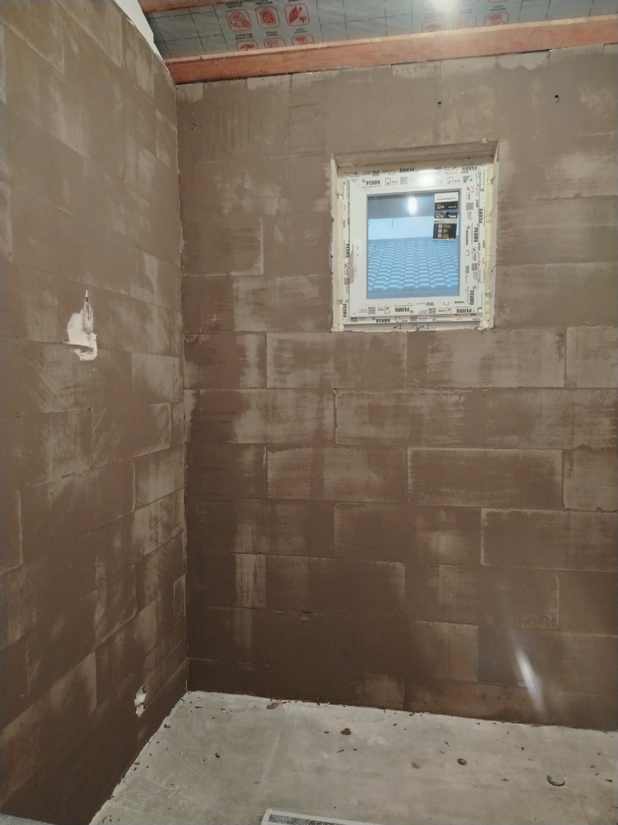 На стенах цементная гидроизоляция. 