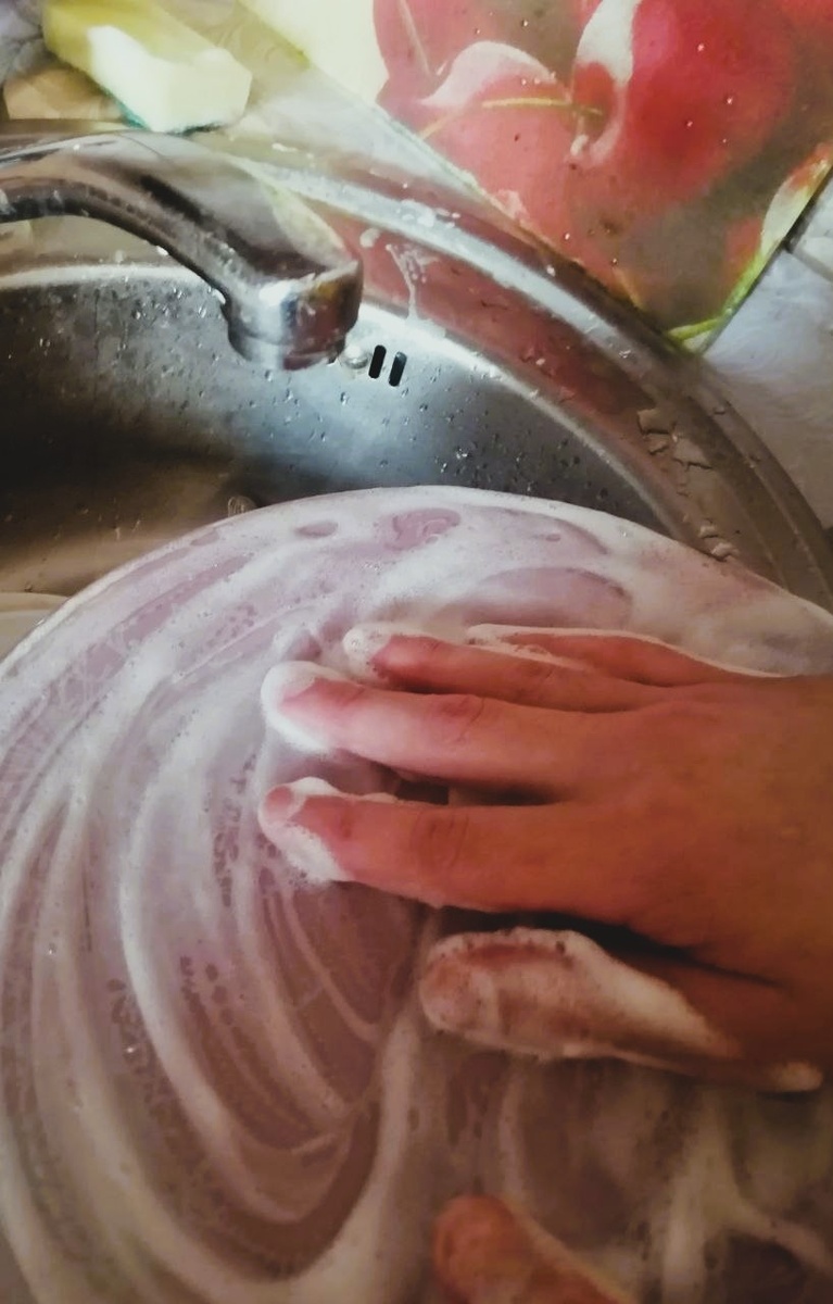 Сын моет посуду. Фото автора. 