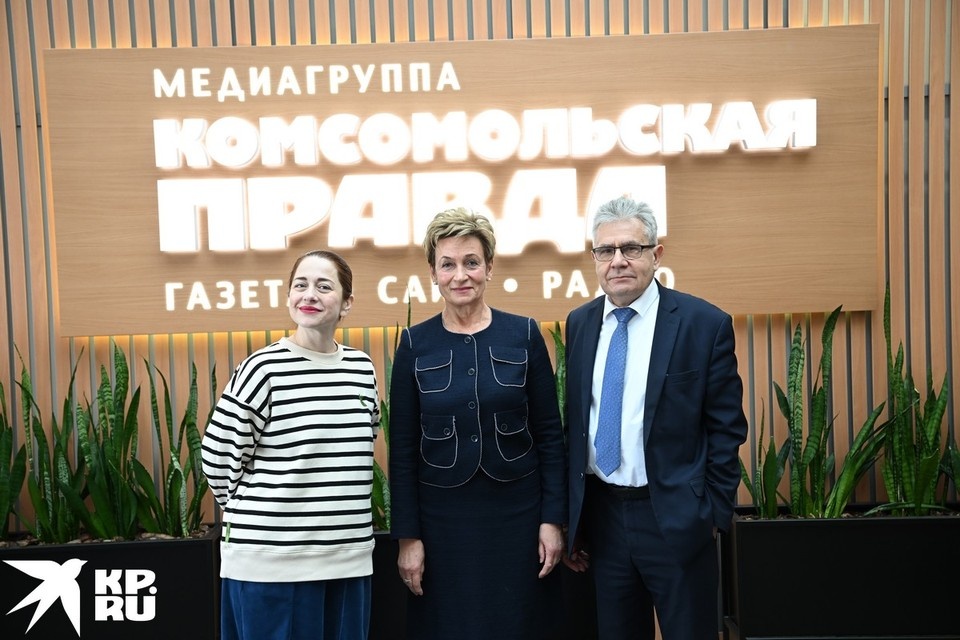    Ведущие Мария Баченина (слева), Александр Сергеев и экономист Ирина Абрамова Иван МАКЕЕВ