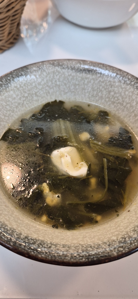 Там кроме шпината еще и сельдерей был. Не самый любимый мой суп (с щавелем больше люблю), но достойно. 