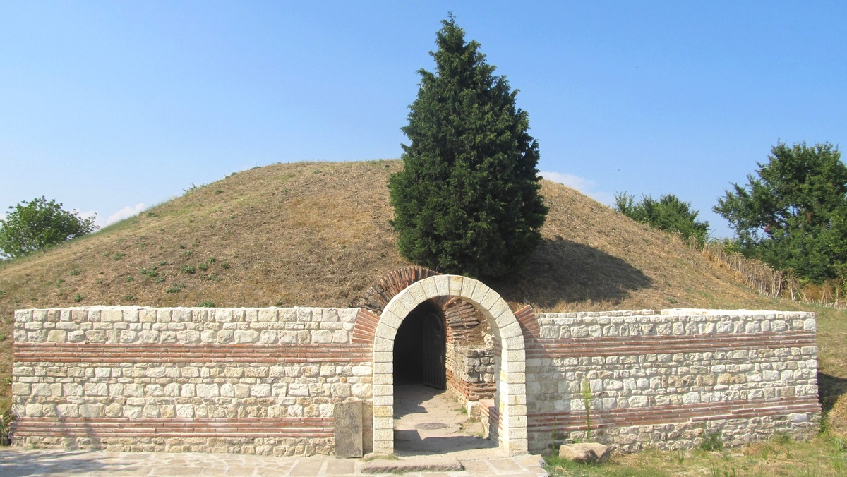 Фракийская купольная гробница. Здесь и далее фото автора статьи.