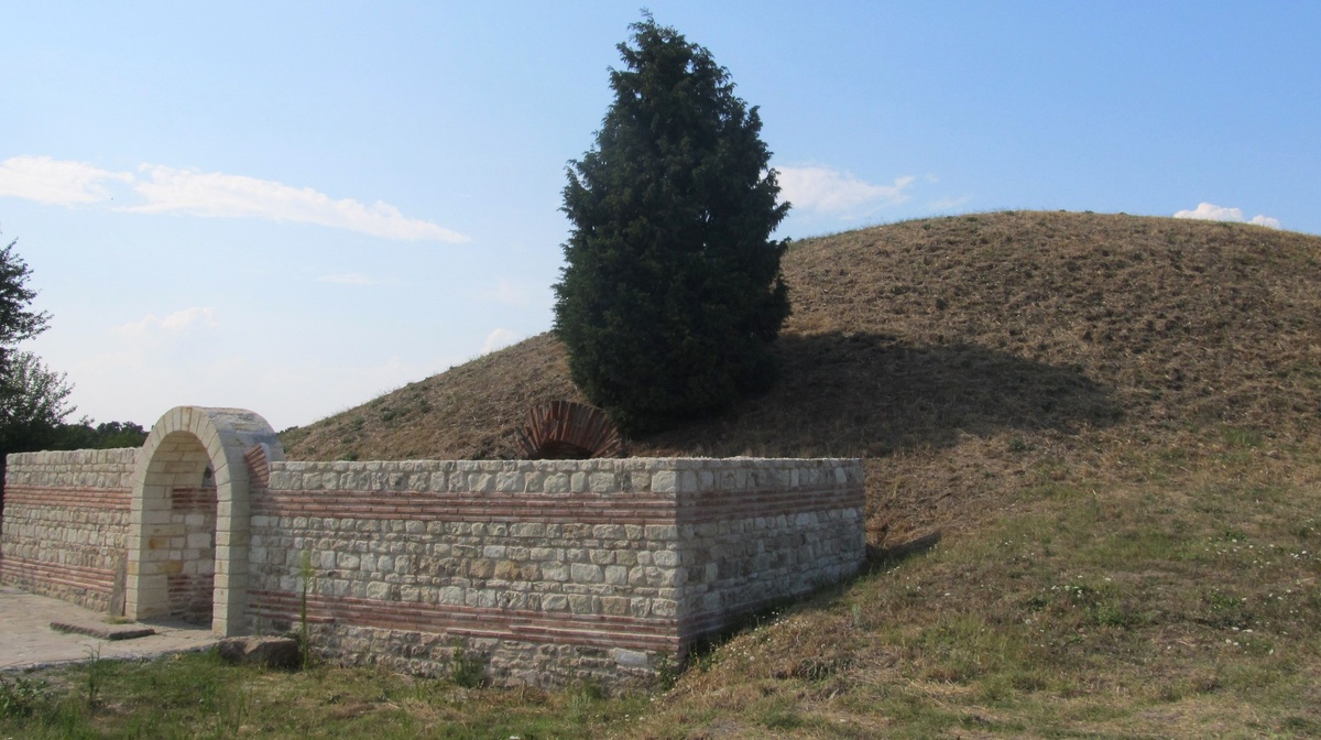 Вход погребального сооружения ориентирован на восток, что, по мнению некоторых исследователей, связано с космологическими представлениями древних фракийцев.