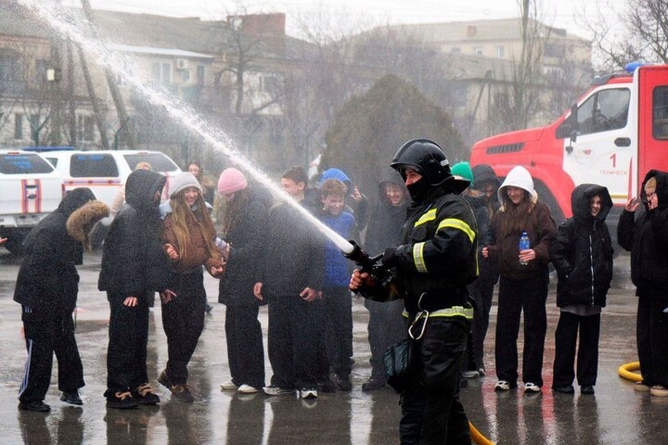    Генические дети смогли посмотреть на работу пожарных. Фото: управление Росгвардии по Херсонской области