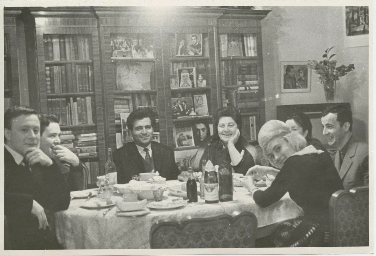  Хренникова К.А. Актер А.Миронов в гостях у Хренниковых. Р.Райчев (в центре) Н.Хренникова (2-я справа). Из фондов Музея музыки.