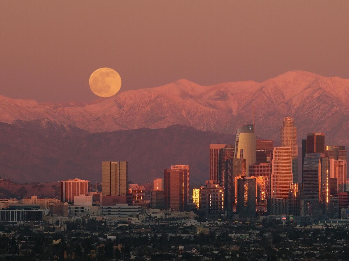    Луна над Лос-Анджелесом, Калифорния | © AP Photo / Ringo H.W. Chiu