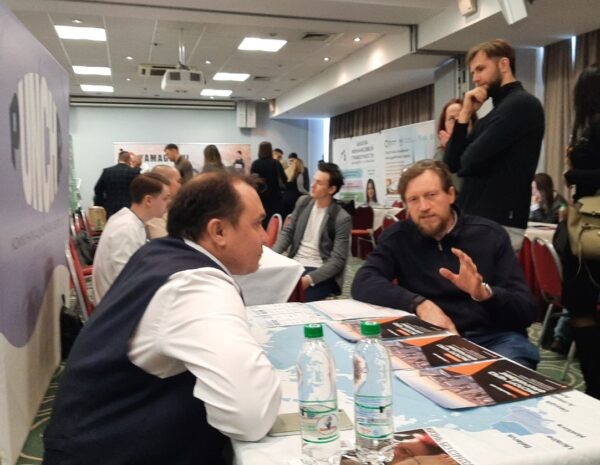 На выставке франшиз активно обсуждали возможности как запуска своей франшизы (на фото Василь Газизулин отвечает на вопросы Сергея Морева, владельца сети отелей и хостелов «Друзья» в Петербурге и других местах)