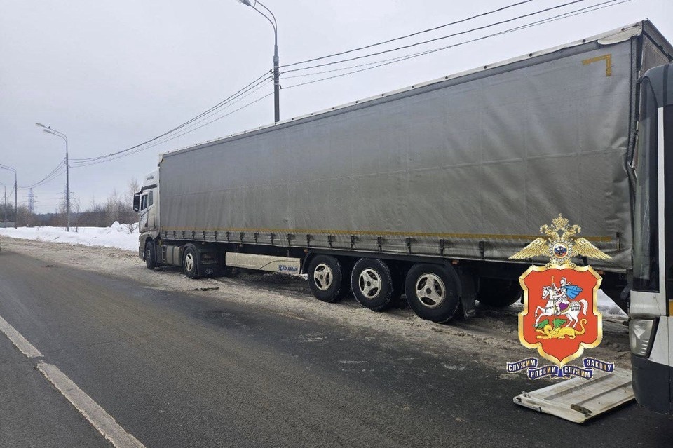    Автобус столкнулся со стоящим грузовиком в Электростали, трое госпитализированы. Фото: ГУ МВД России по Московской области