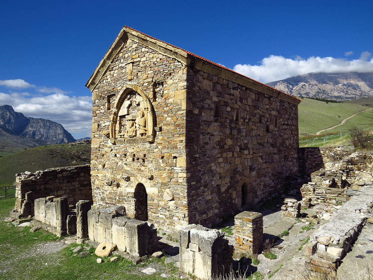 Самый старый христианский храм на территории России считается древний храм Тхаба-Ерды, расположенный в Ингушетии.