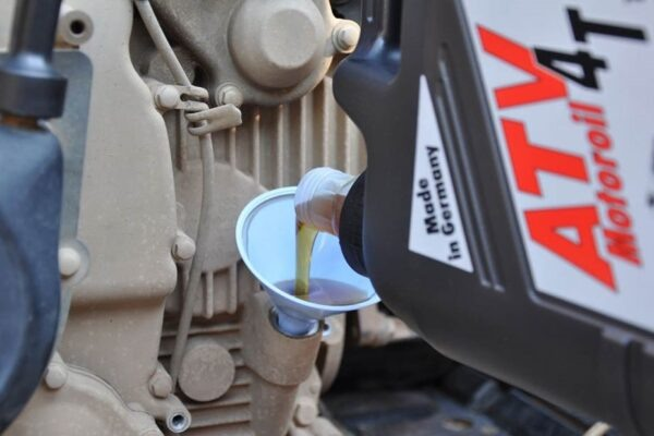 Менять масло стоит каждые 500–1000 км или хотя бы раз в сезон — даже если квадроцикл почти не выезжал