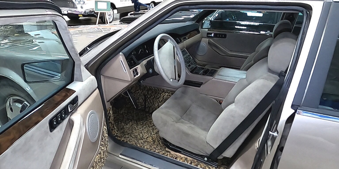 Рассмотрел последний легковой ЗиЛ-4102, заглянул в салон и под капот (много фото+видео)