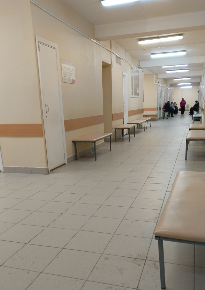 фото: сидим в очереди на прием к нашему врачу, у остальных кабинетов уже никого, пора закрывать поликлинику, поздний вечер