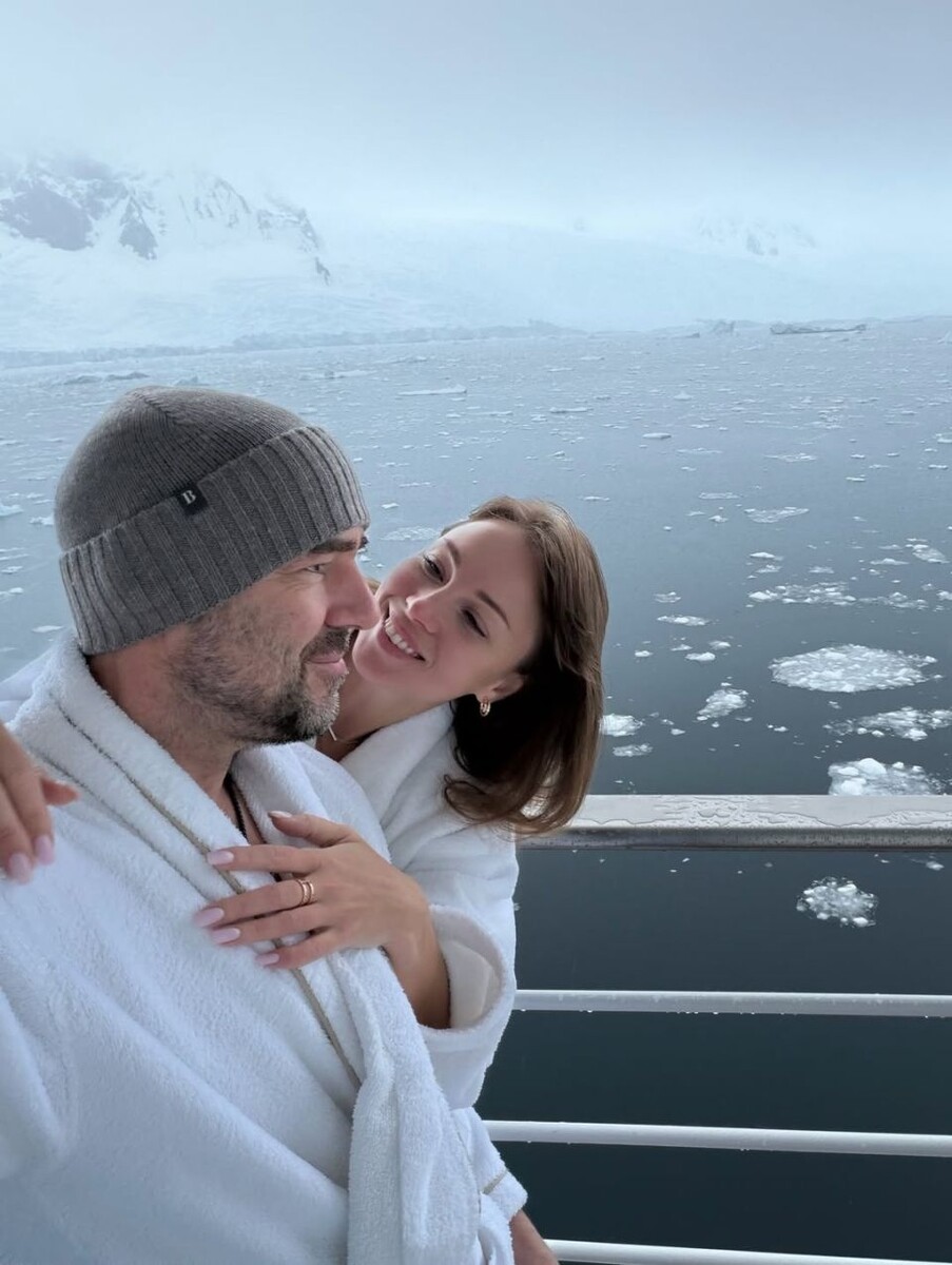    Полина Диброва и Роман Товстик в Антарктиде. Источник: @polinadibrova*