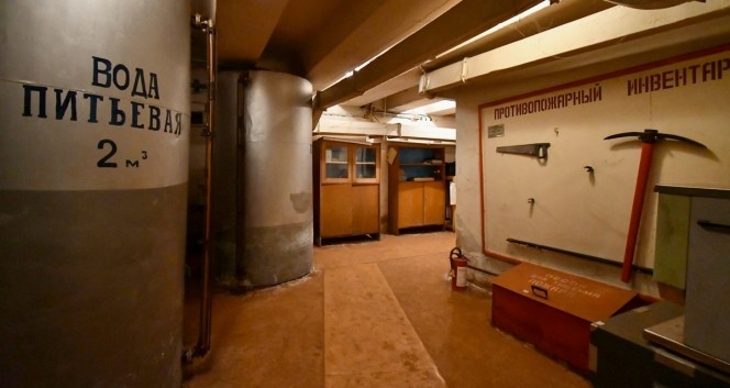 Баки с водой, противопожарный щит