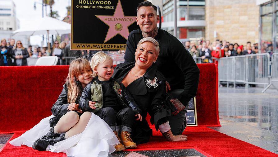 Певица Пинк с мужем Кэри Хартом и детьми Уиллоу и Джеймсоном позирует у именной звезды на Голливудской Аллее Славы в Лос-Анджелесе, 2019 год / Mike Blake/Reuters   📷