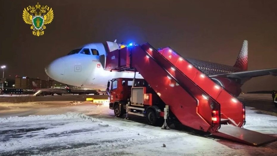 Автор фото: t.me/sztproc. Самолёт выкатился за пределы рулёжной дорожки в аэропорту Пулково в Петербурге.